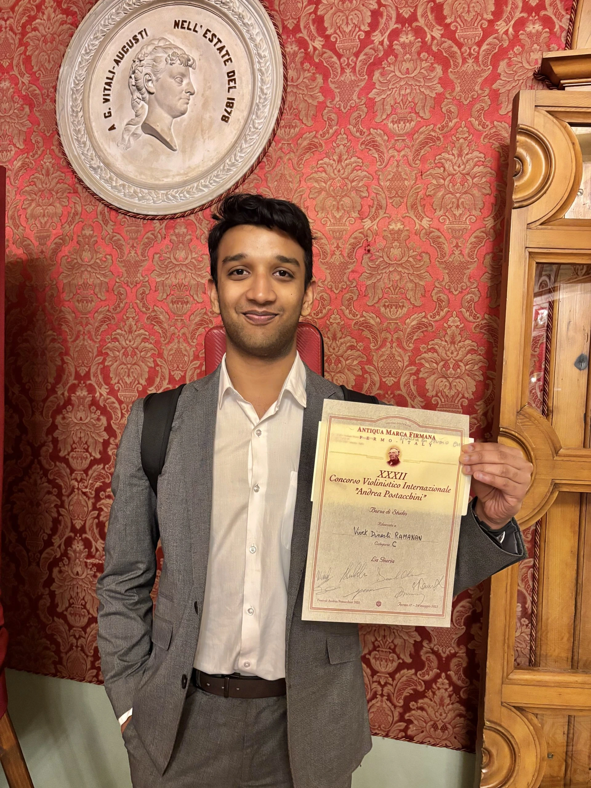 Vivek Dinesh Ramanan with his scholarship 
